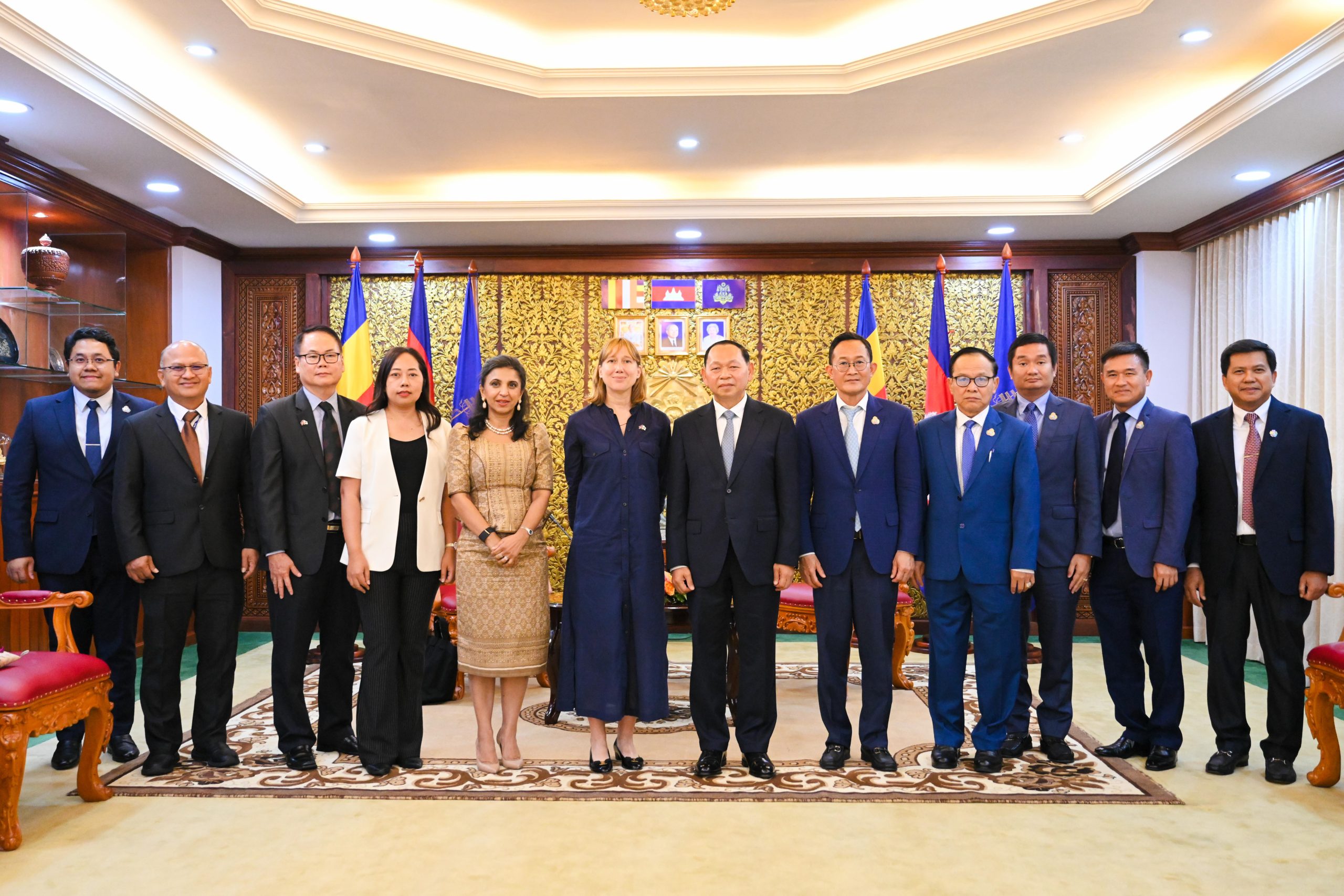 ឯកឧត្តម ឆាយ ឫទ្ធិសែន រដ្ឋមន្ត្រីក្រសួងអភិវឌ្ឍន៍ជនបទ បានអនុញ្ញាត្តជូនលោកស្រី Stefania Dina ប្រធានផ្នែកវិស័យកសិកម្ម, ស្បៀងអាហា, ធម្មជាតិ និងអភិវឌ្ឍន៍ជនបទ នៃធនាគារអភិវឌ្ឍន៍អាស៊ី (ADB) រួមជាមួយសហការីចូលជួបសម្តែងការគួរសម និងពិភាក្សាការងារ 22 20 2 scaled