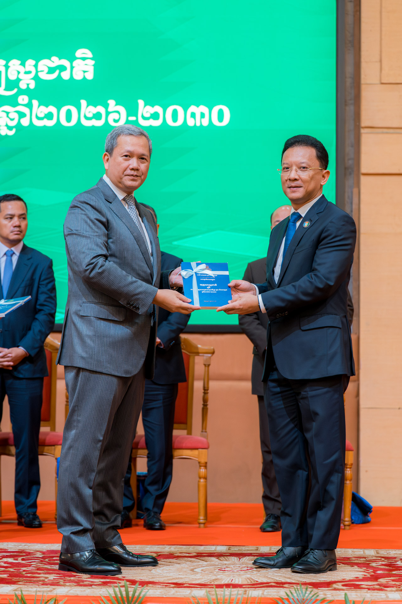 ឯកឧត្តម ឆាយ ឫទ្ធិសែន អញ្ជើញចូលរួមជាកិត្តិយសក្នុងពិធីប្រកាសដាក់ឱ្យអនុវត្តជាផ្លូវការ “យុទ្ធសាស្ត្រជាតិស្តីពីការអភិវឌ្ឍសហគ្រាសធុនមីក្រូ តូច និងមធ្យម ឆ្នាំ២០២៦-២០៣០” 41 34 2