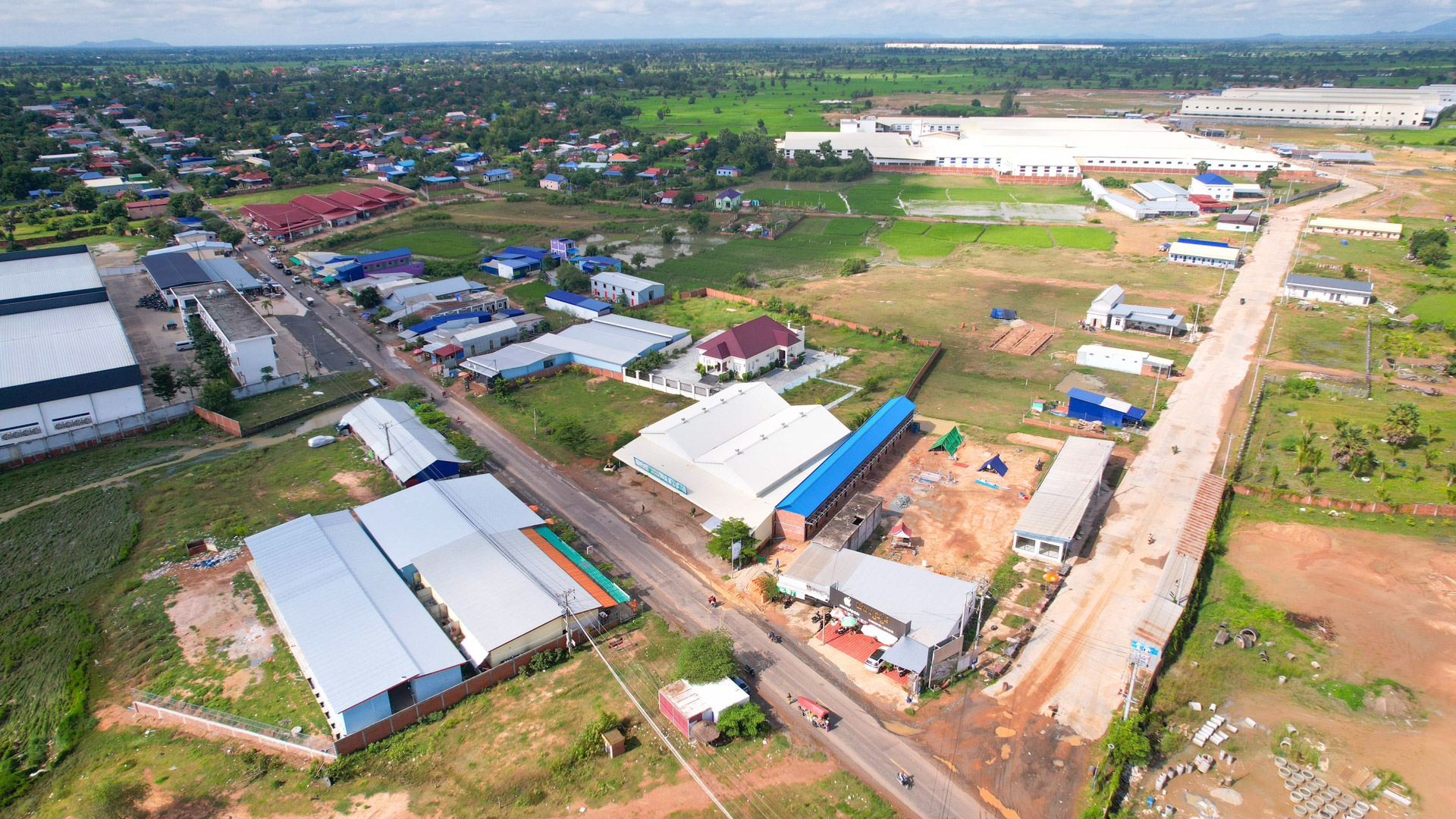 ឯកឧត្ដម ឆាយ ឫទ្ធិសែន អញ្ជើញចុះពិនិត្យជាក់ស្ដែងហេដ្ឋារចនាសម្ព័ន្ធផ្លូវជនបទចំនួន ០៣ខ្សែ ដែលបានរងផលប៉ះពាល់ដោយសារជំនន់ទឹកភ្លៀង ស្ថិតនៅក្នុងស្រុកសាមគ្គីមានជ័យ ខេត្តកំពង់ឆ្នាំង។ 4 6 3 1