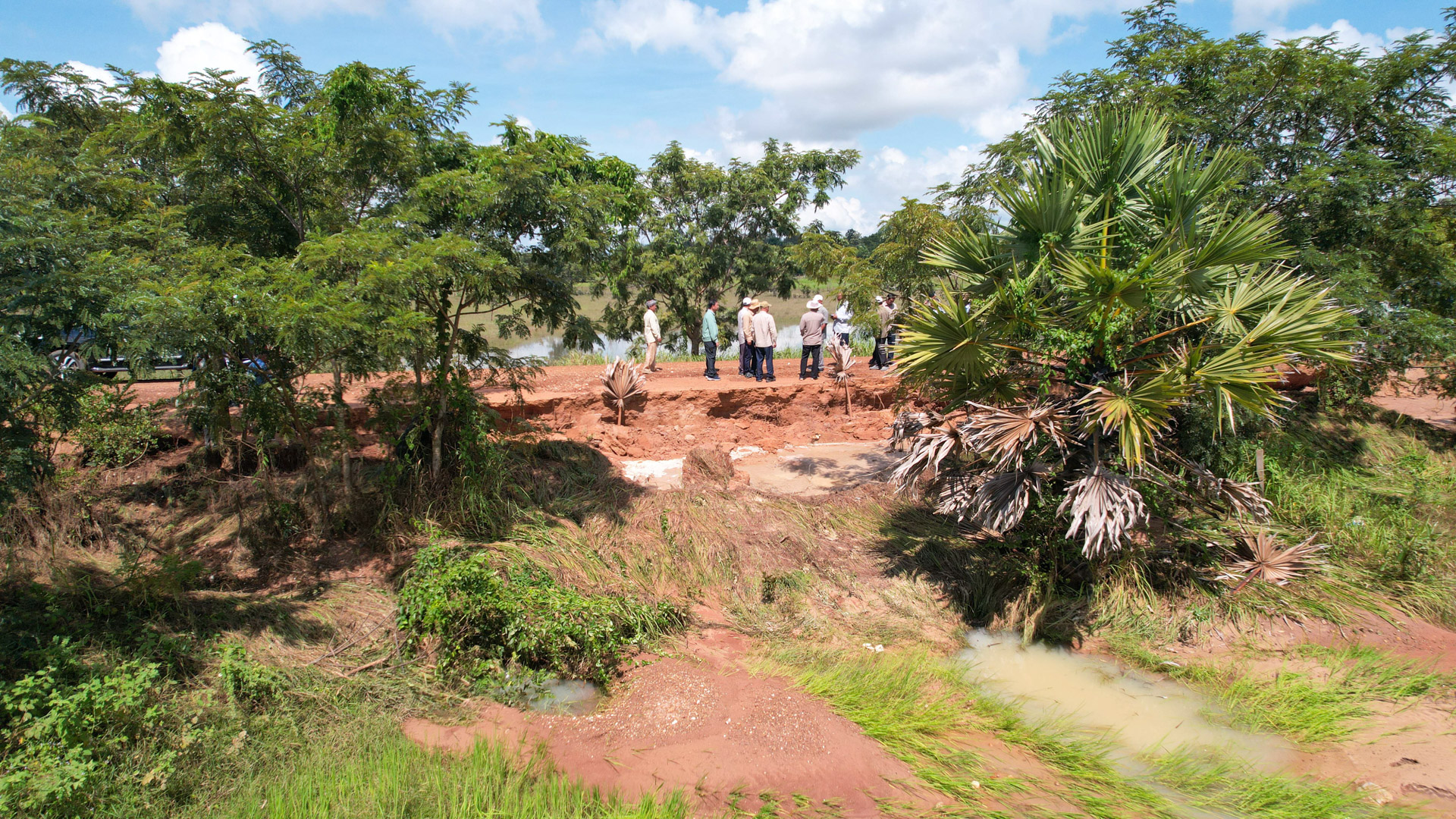 ឯកឧត្ដម ឆាយ ឫទ្ធិសែន អញ្ជើញចុះពិនិត្យជាក់ស្ដែងហេដ្ឋារចនាសម្ព័ន្ធផ្លូវជនបទចំនួន ០៣ខ្សែ ដែលបានរងផលប៉ះពាល់ដោយសារជំនន់ទឹកភ្លៀង ស្ថិតនៅក្នុងស្រុកសាមគ្គីមានជ័យ ខេត្តកំពង់ឆ្នាំង។ 25 8 1 1