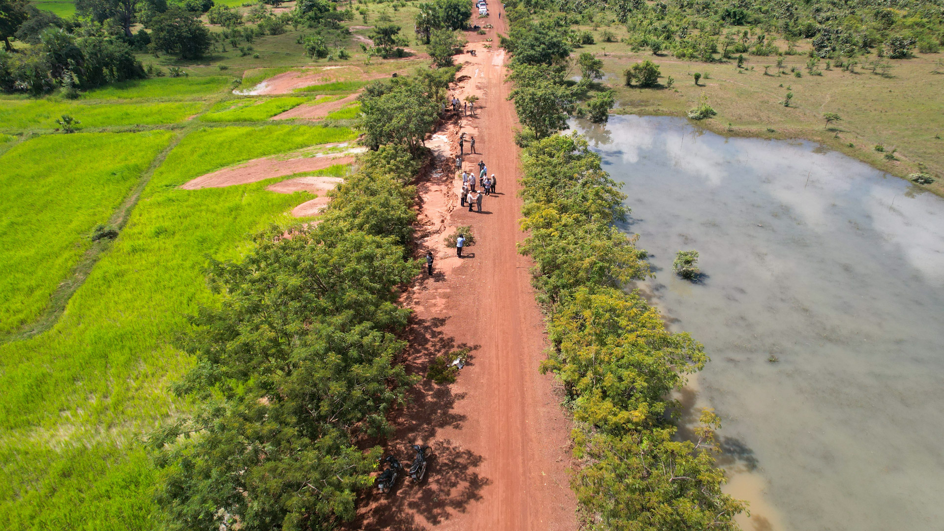 ឯកឧត្ដម ឆាយ ឫទ្ធិសែន អញ្ជើញចុះពិនិត្យជាក់ស្ដែងហេដ្ឋារចនាសម្ព័ន្ធផ្លូវជនបទចំនួន ០៣ខ្សែ ដែលបានរងផលប៉ះពាល់ដោយសារជំនន់ទឹកភ្លៀង ស្ថិតនៅក្នុងស្រុកសាមគ្គីមានជ័យ ខេត្តកំពង់ឆ្នាំង។ 23 8 3 1