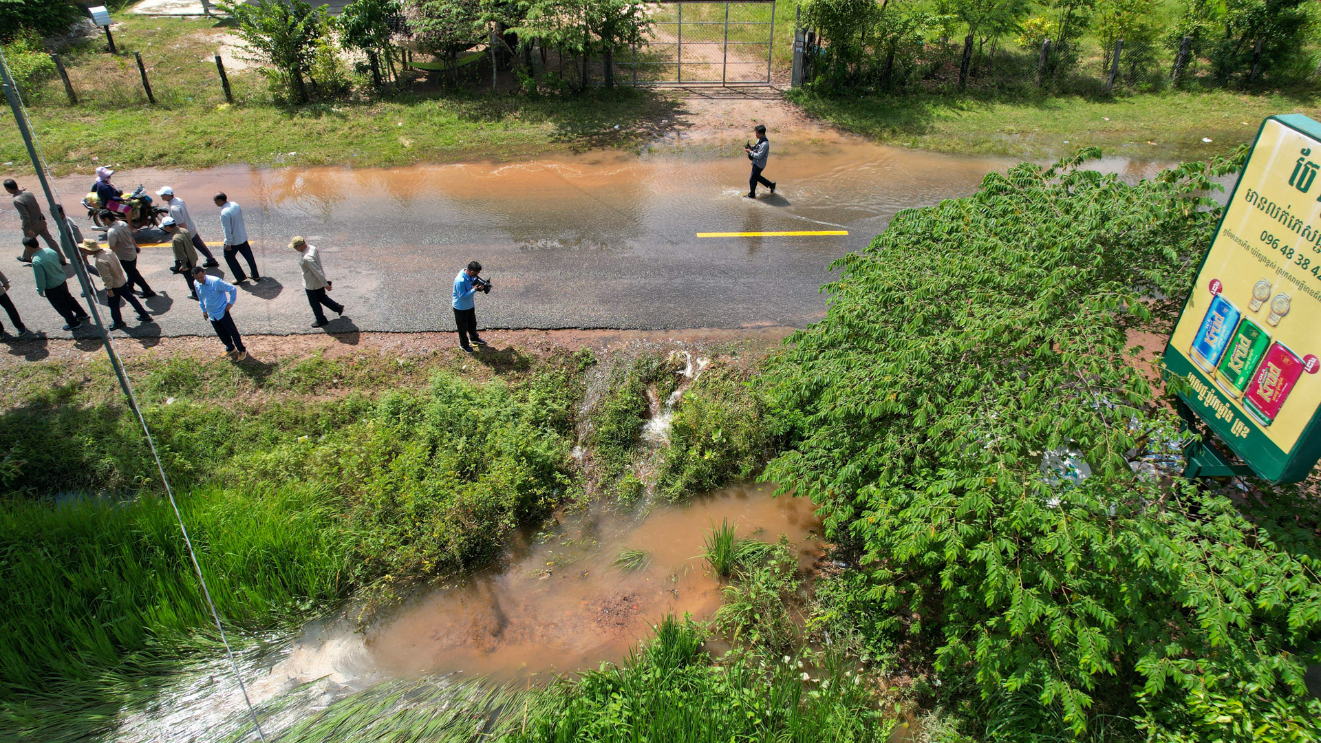 ឯកឧត្ដម ឆាយ ឫទ្ធិសែន អញ្ជើញចុះពិនិត្យជាក់ស្ដែងហេដ្ឋារចនាសម្ព័ន្ធផ្លូវជនបទចំនួន ០៣ខ្សែ ដែលបានរងផលប៉ះពាល់ដោយសារជំនន់ទឹកភ្លៀង ស្ថិតនៅក្នុងស្រុកសាមគ្គីមានជ័យ ខេត្តកំពង់ឆ្នាំង។ 37 DJI 0878