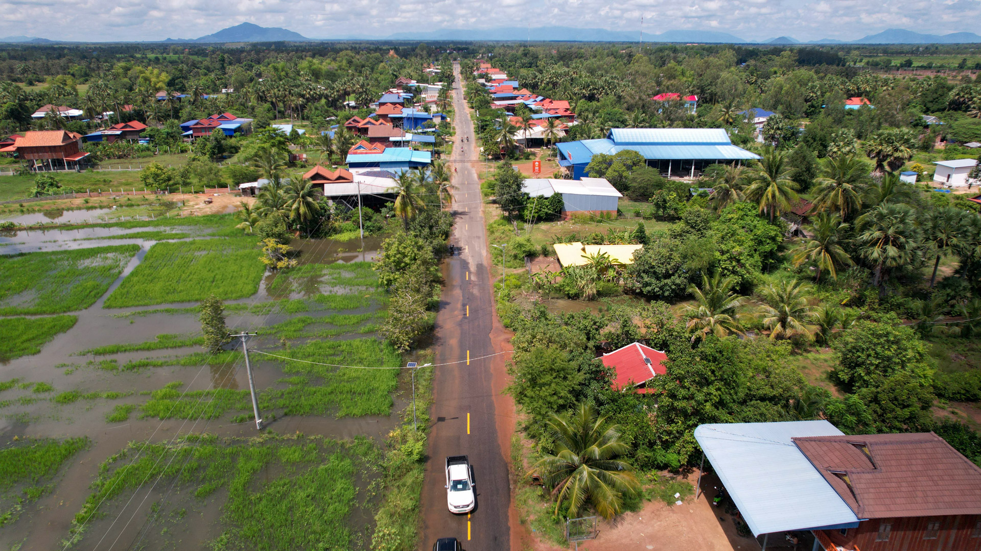ឯកឧត្ដម ឆាយ ឫទ្ធិសែន អញ្ជើញចុះពិនិត្យជាក់ស្ដែងហេដ្ឋារចនាសម្ព័ន្ធផ្លូវជនបទចំនួន ០៣ខ្សែ ដែលបានរងផលប៉ះពាល់ដោយសារជំនន់ទឹកភ្លៀង ស្ថិតនៅក្នុងស្រុកសាមគ្គីមានជ័យ ខេត្តកំពង់ឆ្នាំង។ 36 DJI 0882