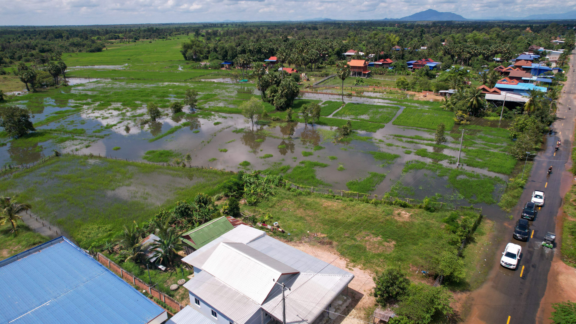 ឯកឧត្ដម ឆាយ ឫទ្ធិសែន អញ្ជើញចុះពិនិត្យជាក់ស្ដែងហេដ្ឋារចនាសម្ព័ន្ធផ្លូវជនបទចំនួន ០៣ខ្សែ ដែលបានរងផលប៉ះពាល់ដោយសារជំនន់ទឹកភ្លៀង ស្ថិតនៅក្នុងស្រុកសាមគ្គីមានជ័យ ខេត្តកំពង់ឆ្នាំង។ 35 DJI 0884