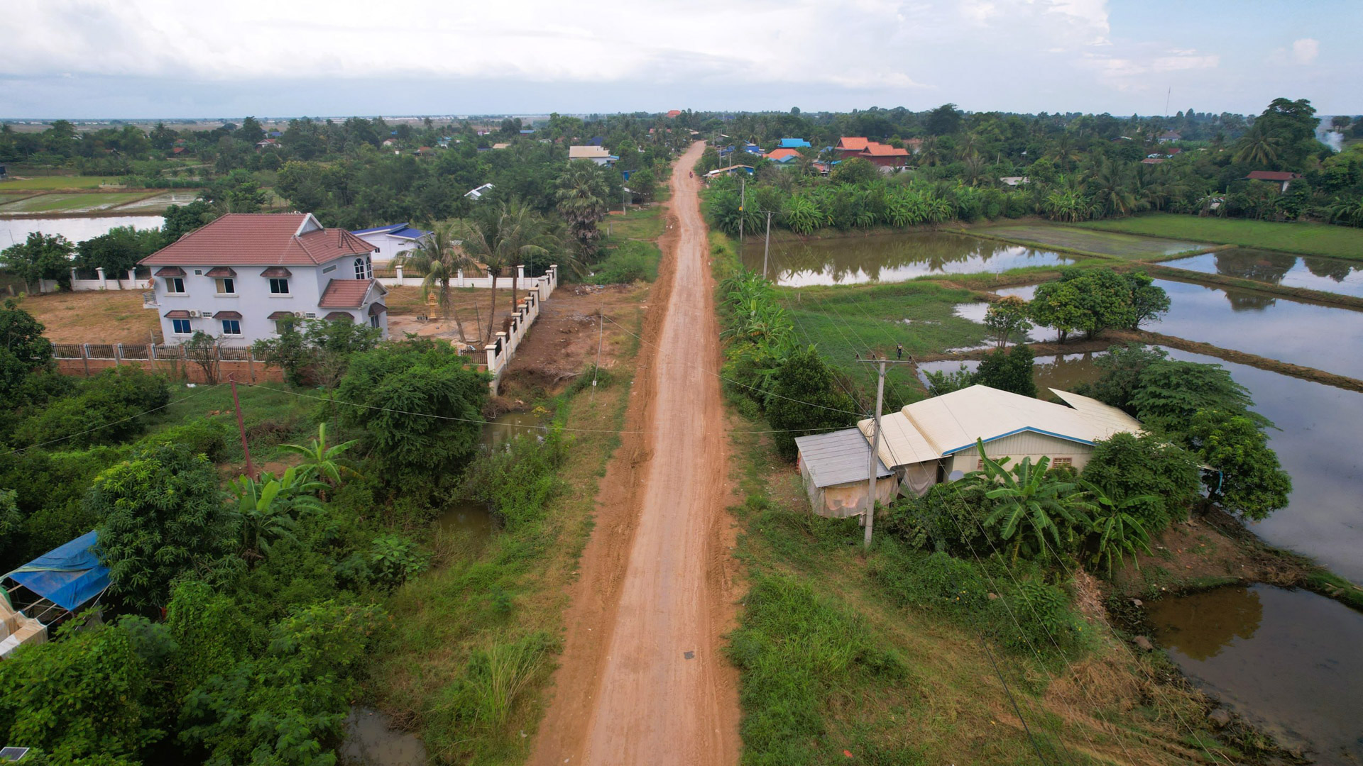 ឯកឧត្ដម ឆាយ ឫទ្ធិសែន ដឹកនាំមន្ដ្រីបច្ចេកទេស អញ្ជើញចុះពិនិត្យជាក់ស្ដែងហេដ្ឋារចនាសម្ព័ន្ធផ្លូវជនបទចំនួន ៣ខ្សែ ដែលស្ថិតនៅក្នុងខេត្តបាត់ដំបង 22 DSC 4381